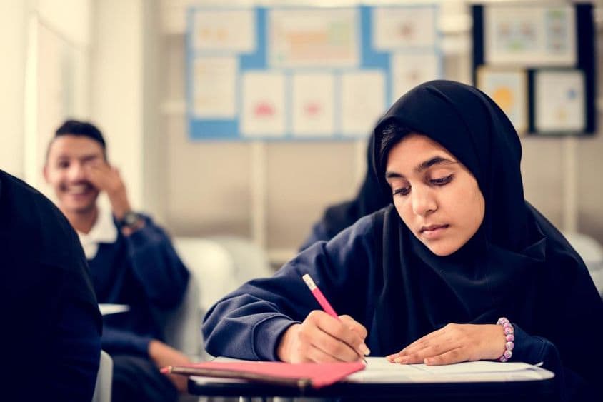 Enfants musulmans étudiant dans une salle de classe.