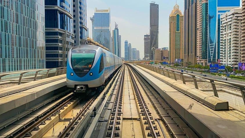Métro de Dubaï par une journée d'été.