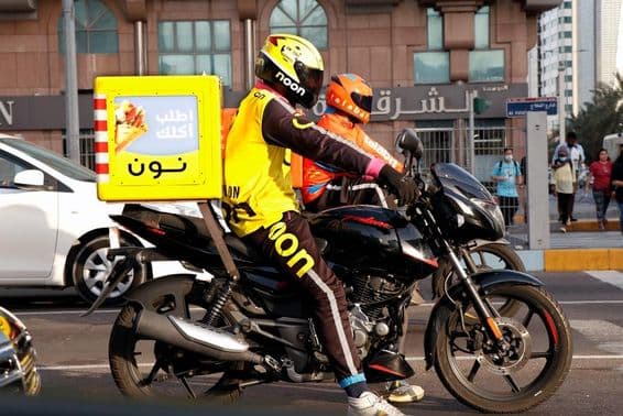 Coursier à moto à Dubaï.