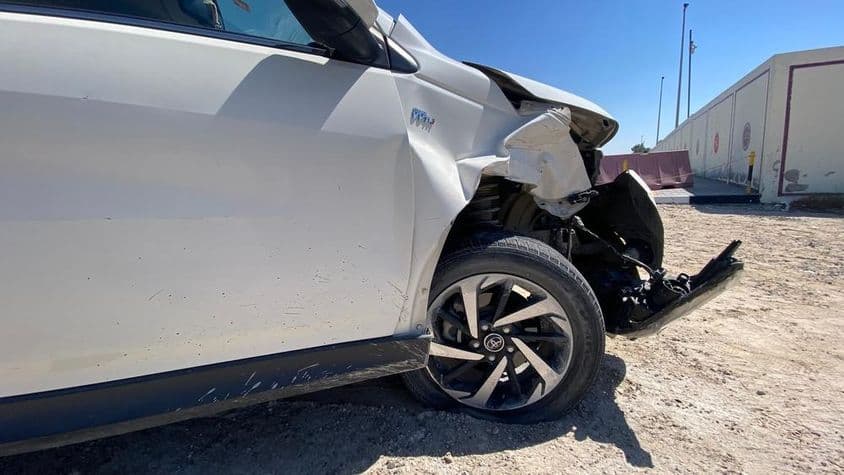 Voiture blanche impliquée dans un accident à Dubaï.
