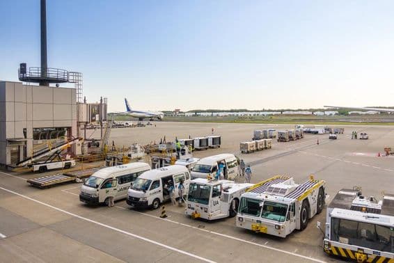 Véhicules de service au sol pour avions.