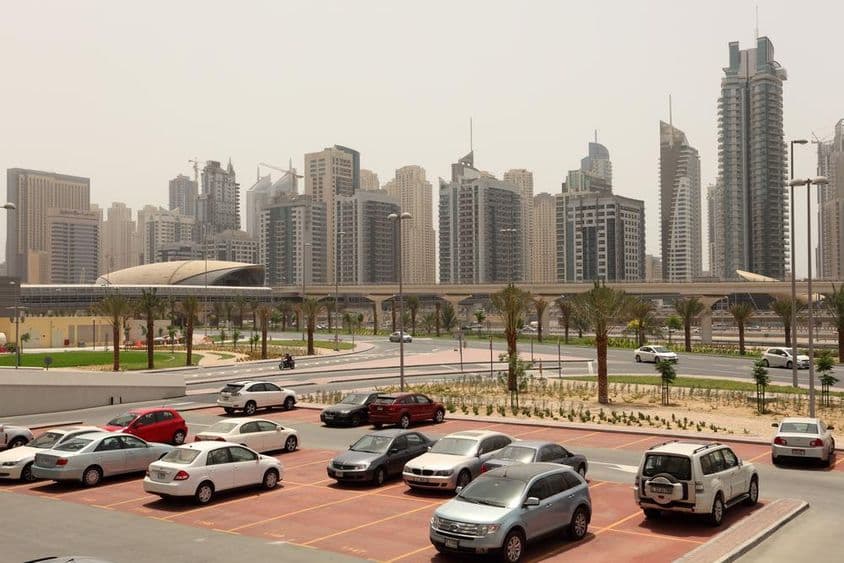 Parking au centre-ville de Dubaï.