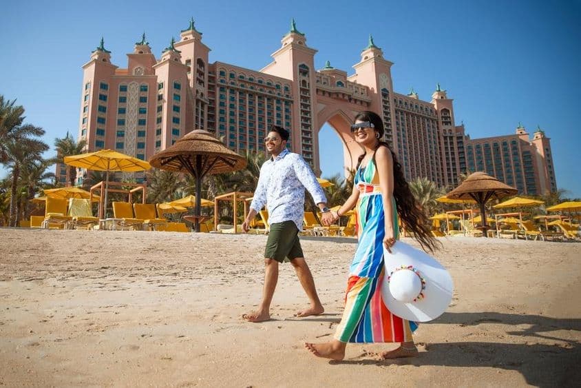 Des touristes heureux à Dubaï pendant les jours fériés.