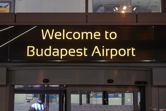 Panneau de bienvenue à l'aéroport international Liszt Ferenc de Budapest en Hongrie.