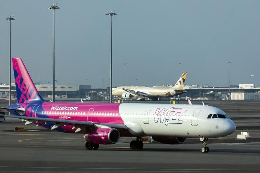Avion de Wizz Air sur la piste de l'aéroport international d'Abu Dhabi.