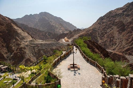Beau parc dans les montagnes de Sharjah.