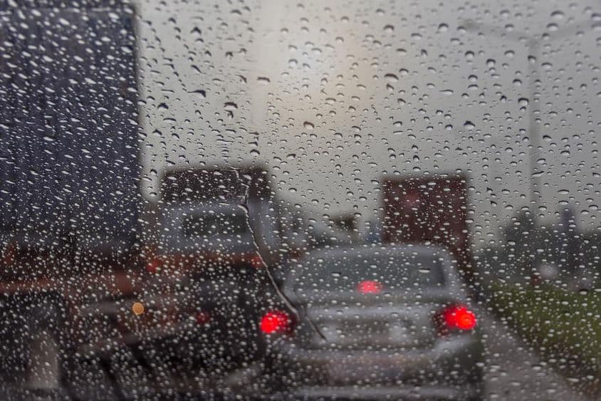 Pluie à Dubai, voitures sur la route.