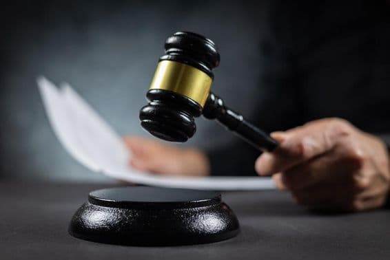 Un juge annonce le verdict avec un document au tribunal.