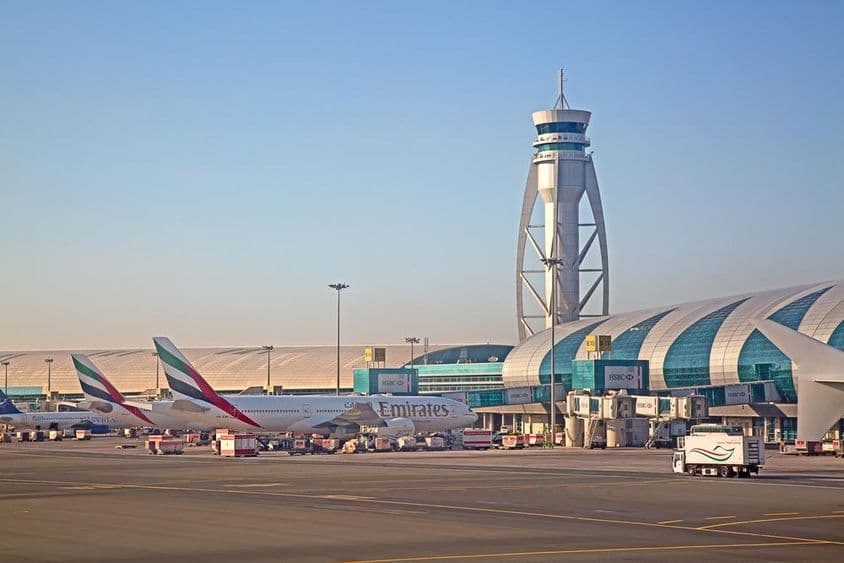 Avions se préparant au décollage à l'aéroport de Dubaï.