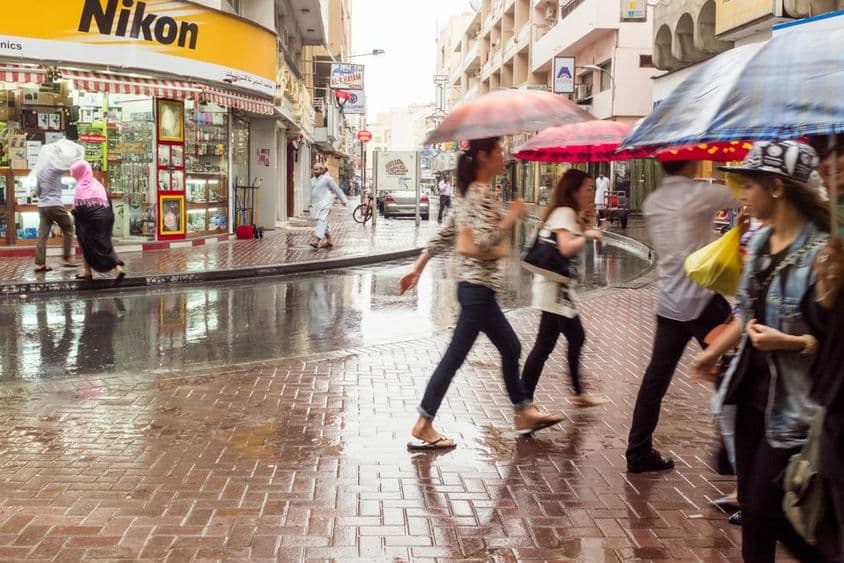 Une journée pluvieuse rare dans les petites rues de Deira, Dubaï.