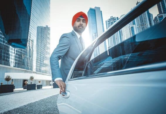 Homme d'affaires indien avec voiture de société à Dubaï.