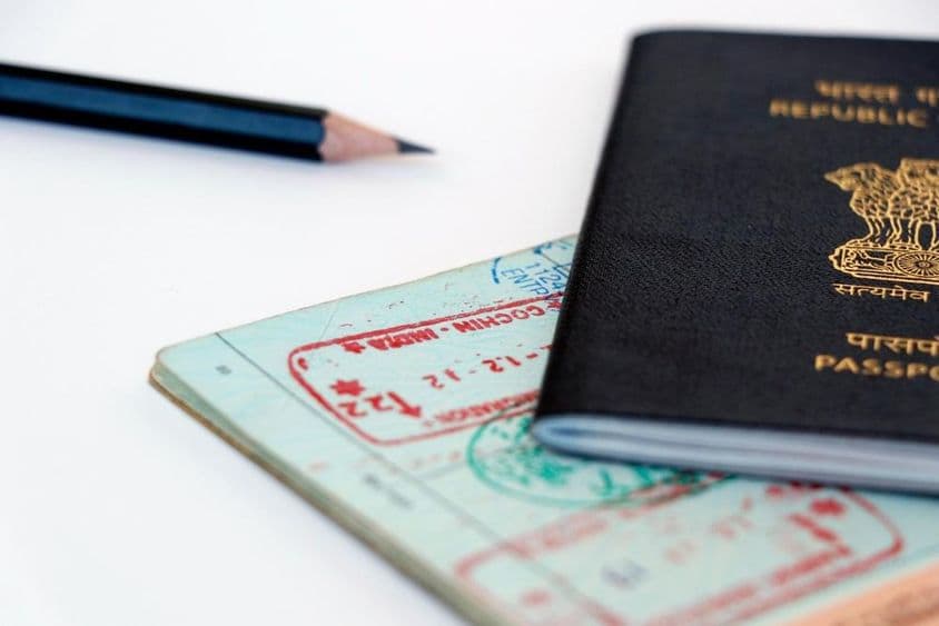 Émirats Arabes Unis et tampons officiels indiens sur une page de passeport, en arabe et hindi.