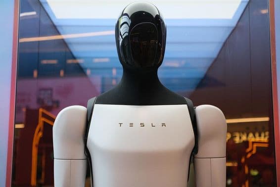 Robot Tesla Optimus avec logo de la marque.