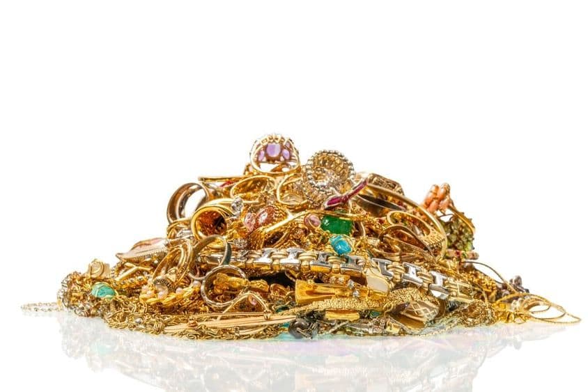Collection de bijoux en or avec pierres de rubis et saphir.