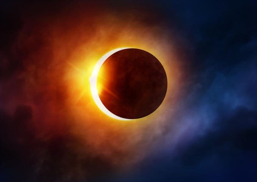Éclipse solaire alors que la Lune passe devant le Soleil.