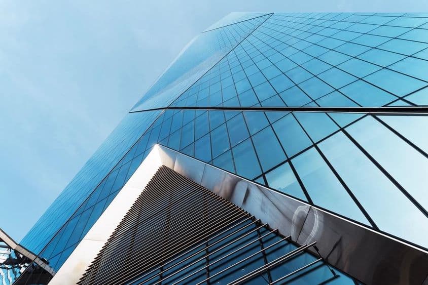 Vue de façade d'un immeuble de bureaux à Dubaï.