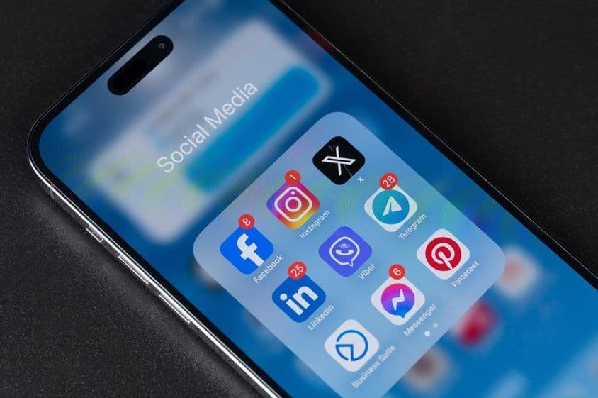 Application de médias sociaux dans le menu iPhone sur un smartphone.