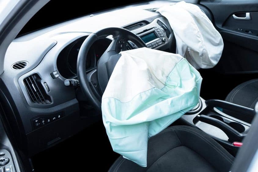 Airbag explosé dans une voiture après un accident.