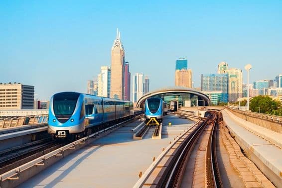 Trains du métro de Dubaï et skyline de la ville de Dubaï aux Émirats Arabes Unis.