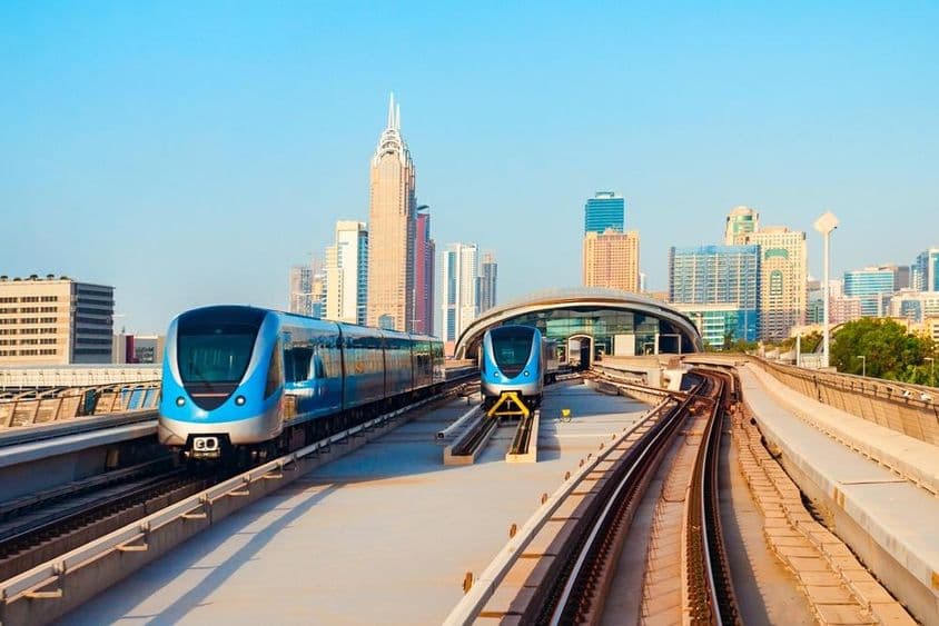 Trains du métro de Dubaï et skyline de la ville de Dubaï aux Émirats Arabes Unis.
