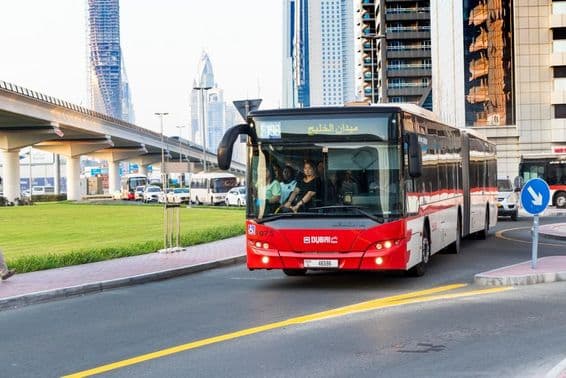 Bus de Dubaï et gratte-ciel moderne le long de la Sheikh Zayed Road.
