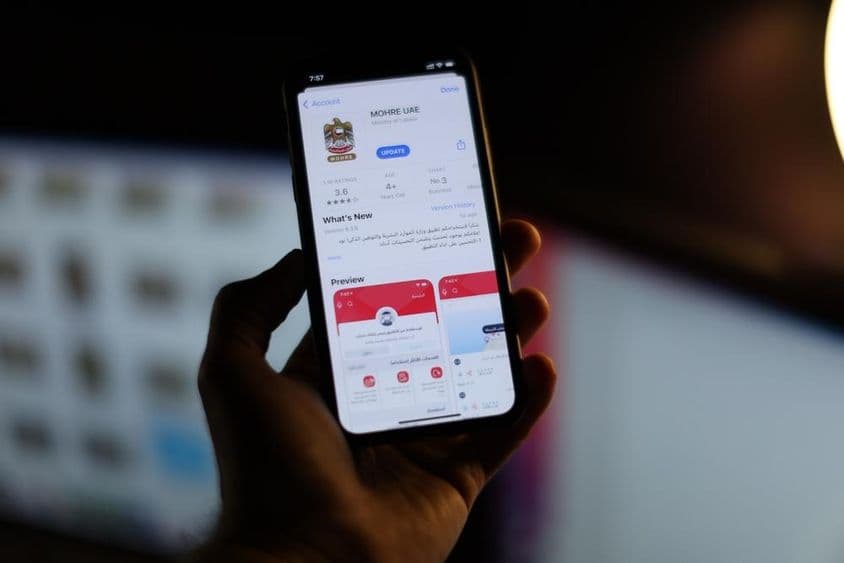 Application MOHRE sur l'écran d'un smartphone.