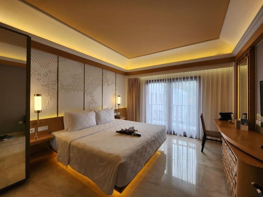 Chambre d'hôtel de luxe, style classique moderne, ambiance chaleureuse.