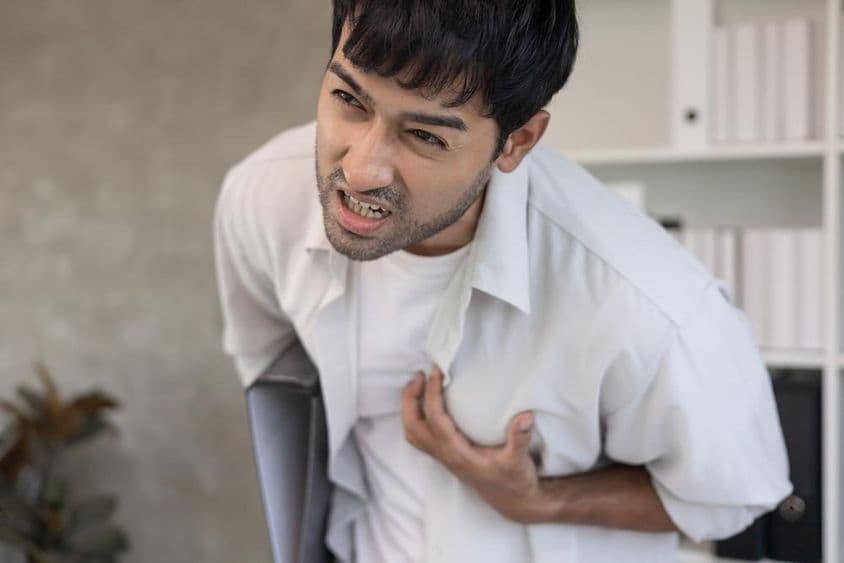 Symptômes thoraciques liés à une crise cardiaque.