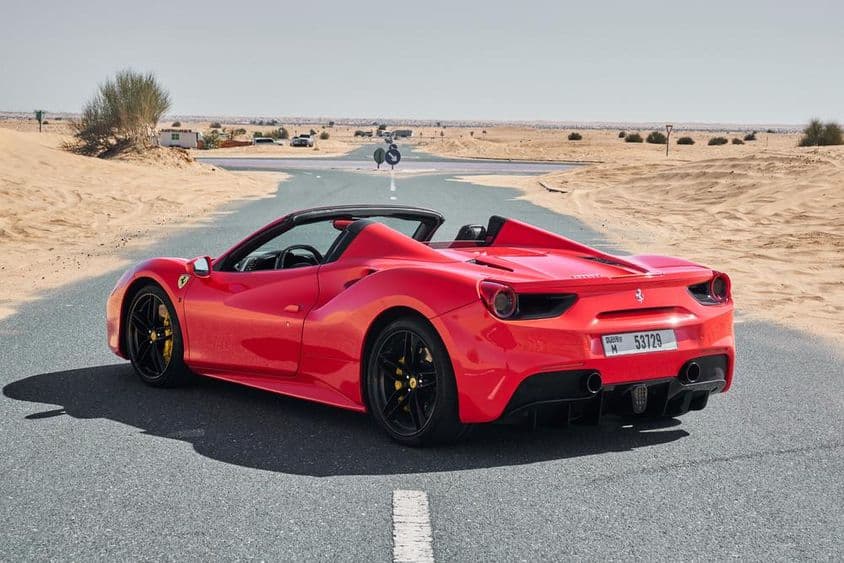 Ferrari 488 rouge sur une route déserte de Dubaï.