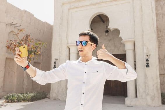 Homme enregistrant un vlog dans le vieux quartier de Dubai Creek.