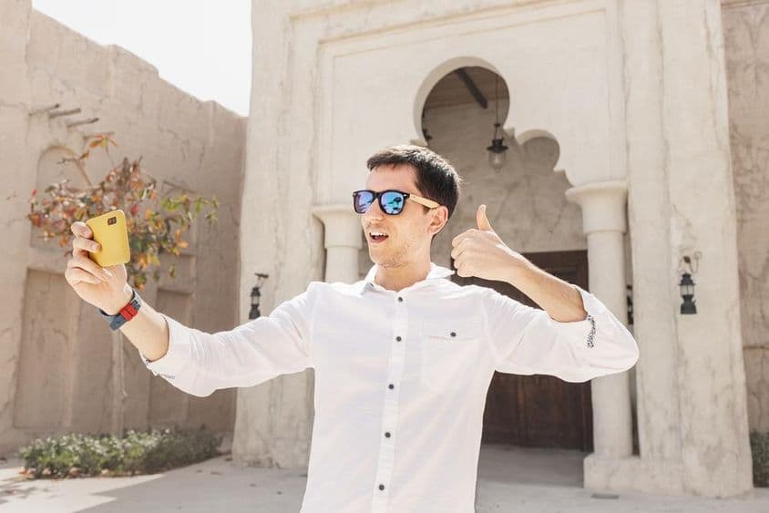 Homme enregistrant un vlog dans le vieux quartier de Dubai Creek.