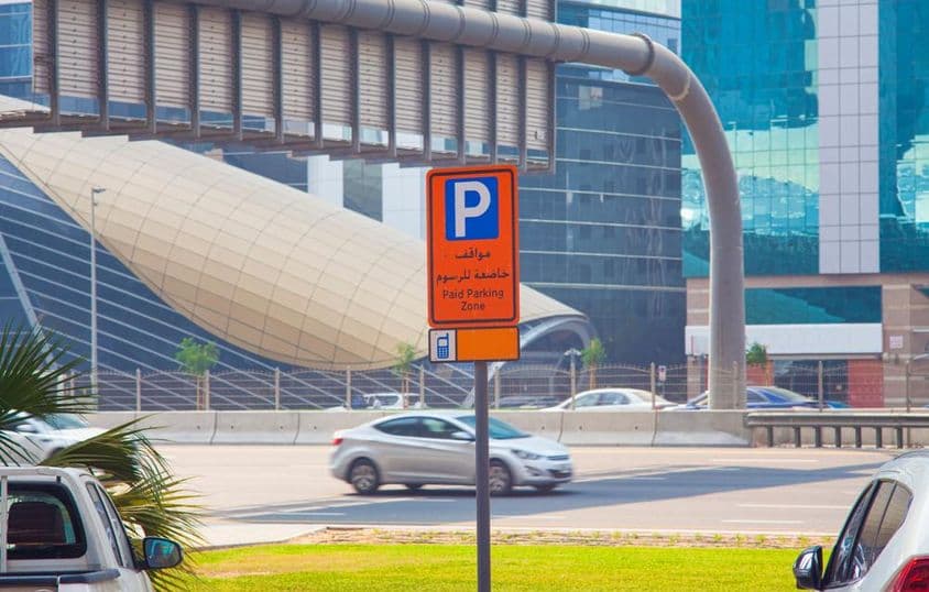Panneau de stationnement payant sur une rue de Dubaï.