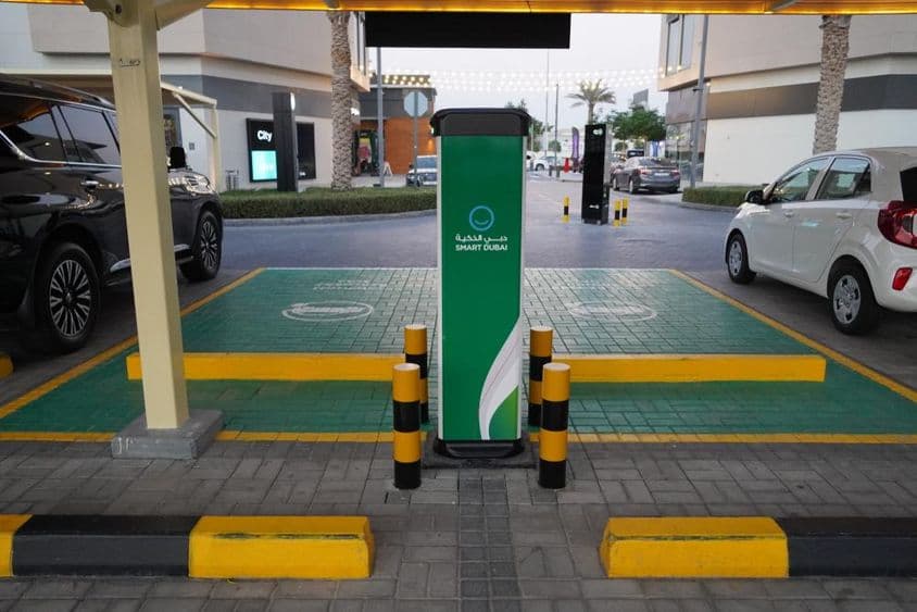 Stations de recharge intelligentes pour voitures électriques dans un parking à Dubaï.