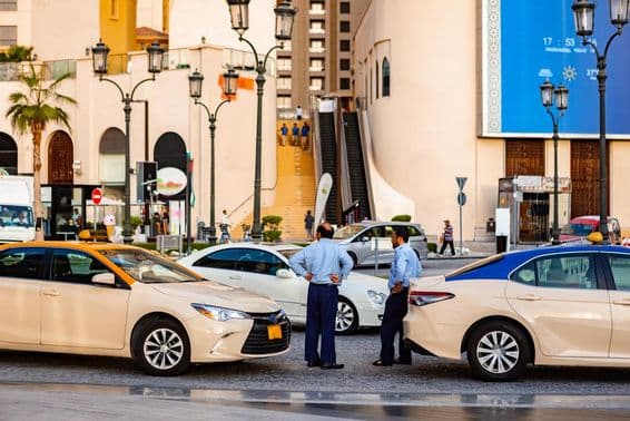 Taxis dans une rue de Dubaï.
