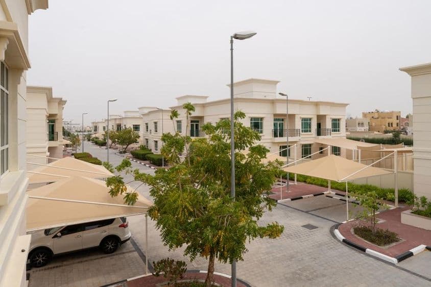 Un quartier résidentiel dans le district de Khalifa A, à Abu Dhabi, avec des villas blanches modernes.