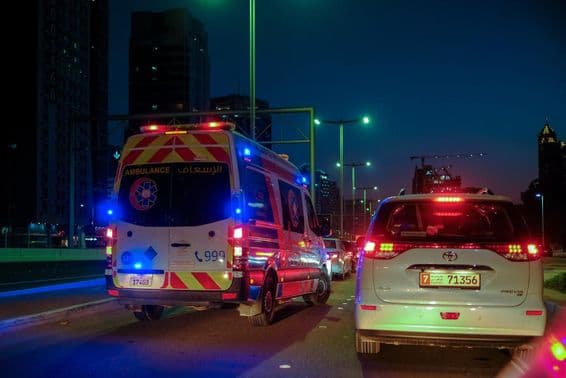 Une ambulance dépasse un autre véhicule à Abu Dhabi.