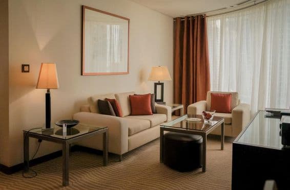 Intérieur moderne et lumineux d'un appartement à Dubaï.