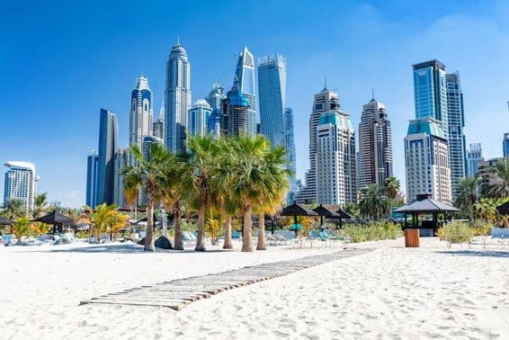 Plage de Dubaï Jumeirah avec gratte-ciels du port aux Émirats Arabes Unis.
