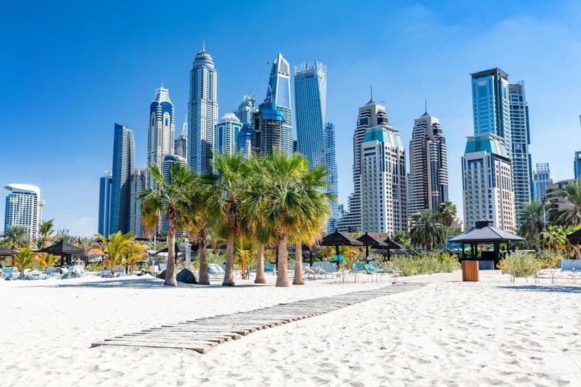 Plage de Dubaï Jumeirah avec gratte-ciels du port aux Émirats Arabes Unis.