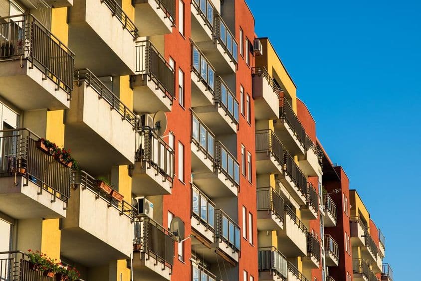 Bâtiment résidentiel à Dubaï avec façade colorée.