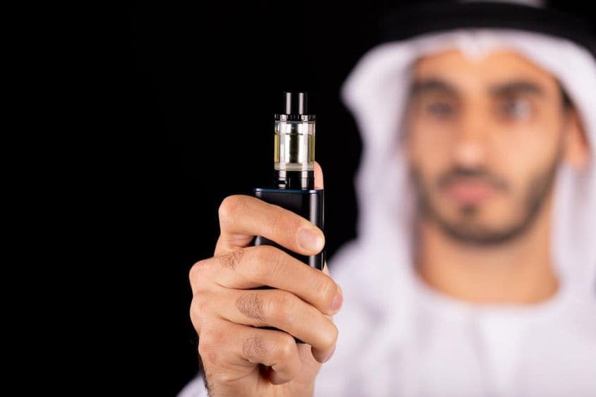 Homme arabe avec une cigarette électronique.