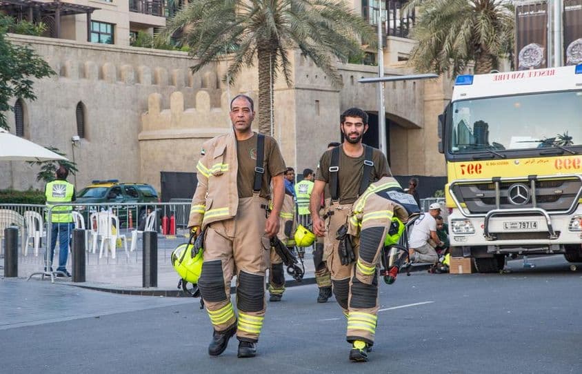 Pompiers de Dubaï après avoir éteint l'incendie.