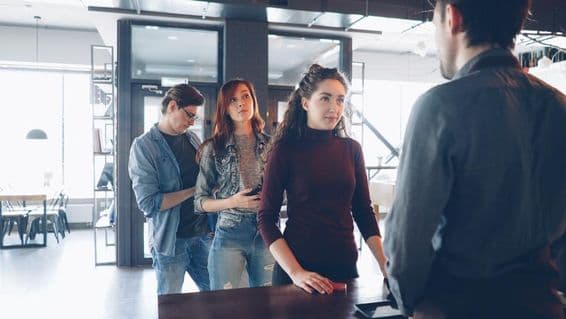 Des personnes faisant la queue.
