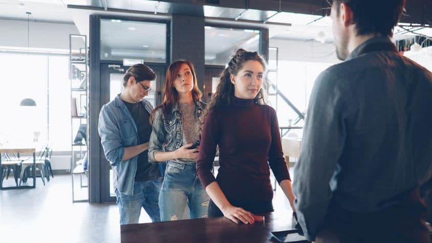 Des personnes faisant la queue.