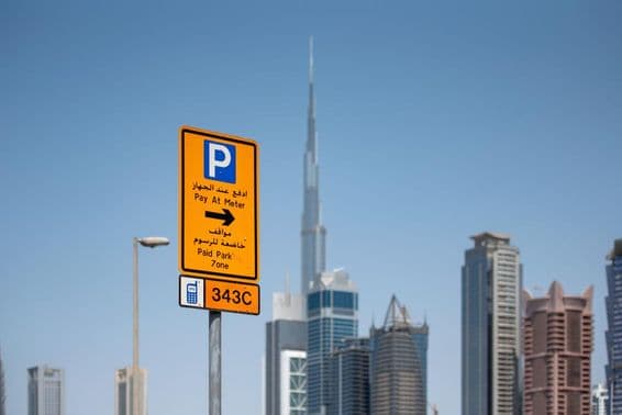 Panneau de zone de stationnement payant à Dubaï.