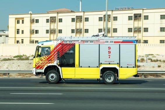 Camion de pompiers en mouvement à Dubaï.