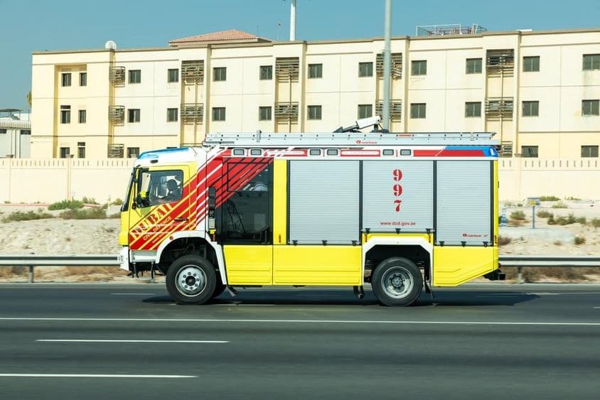 Camion de pompiers en mouvement à Dubaï.