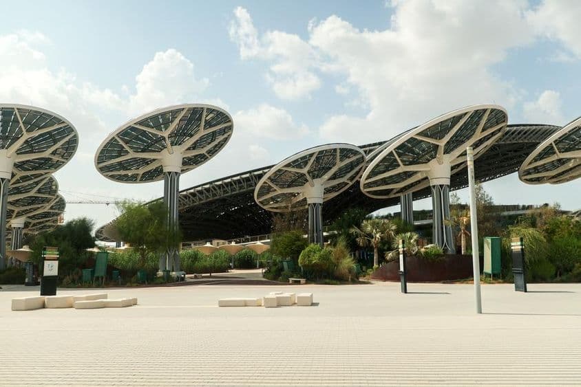 EXPO CITY DUBAI Panneaux solaires et structures hautes en forme de champignons ouverts.