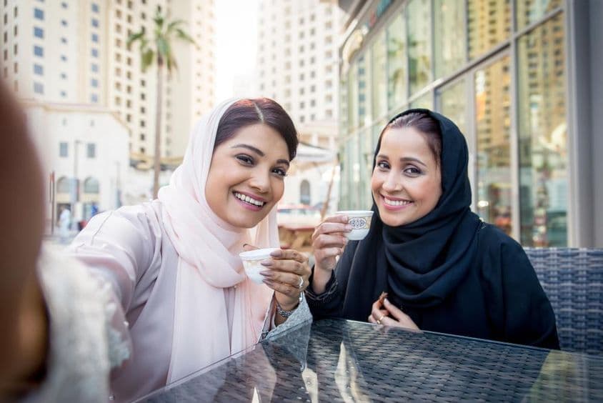 Femmes arabes dégustant un café en plein air à Dubaï.