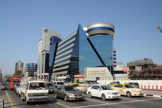 Vue de rue dans la zone moderne de Dubaï.